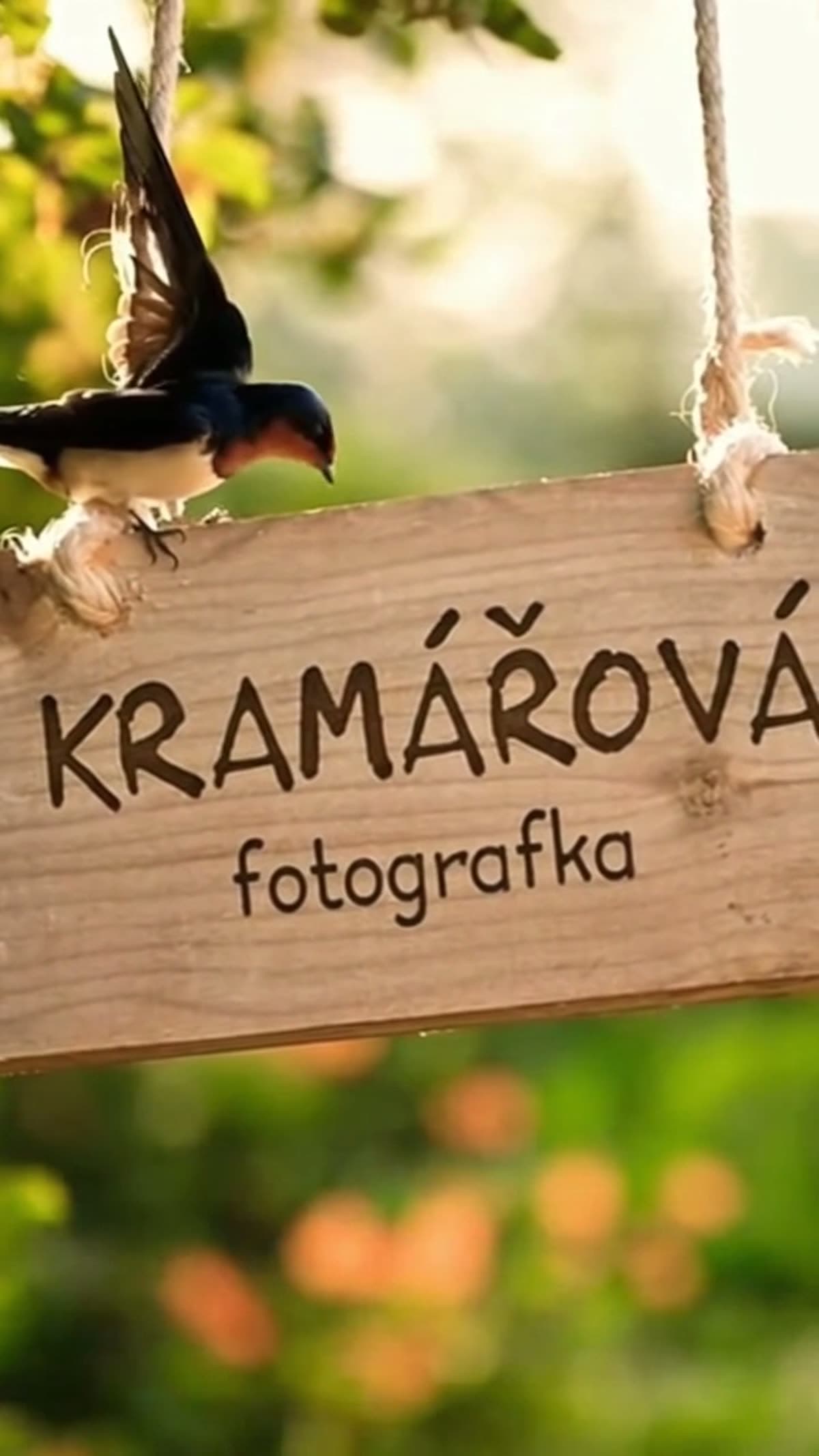Cedule s bezchybně napsaným nápisem KRAMÁŘOVÁ fotografka od generátoru Sora 2 Pro