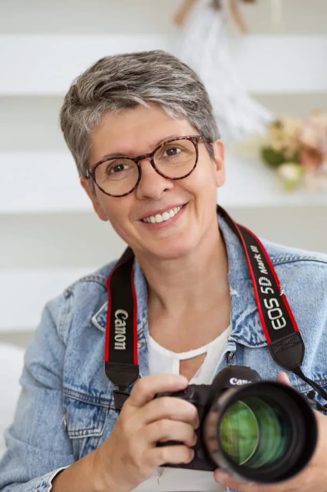 Marcela Kramářová dnes, s fotoaparátem Canon