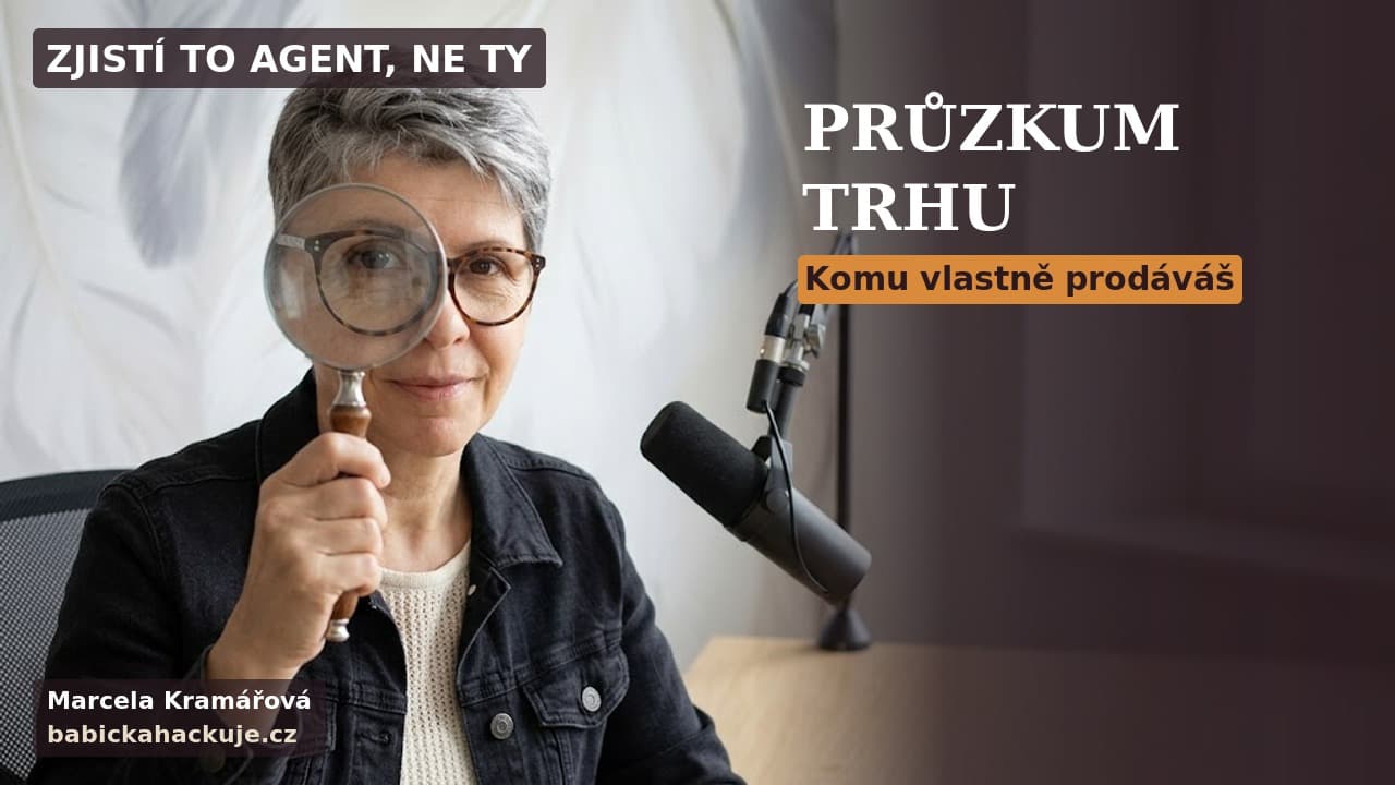 Marcela Kramářová v černé džínové bundě ve svém studiu se dívá lupou, nápis Průzkum trhu a Komu vlastně prodáváš.