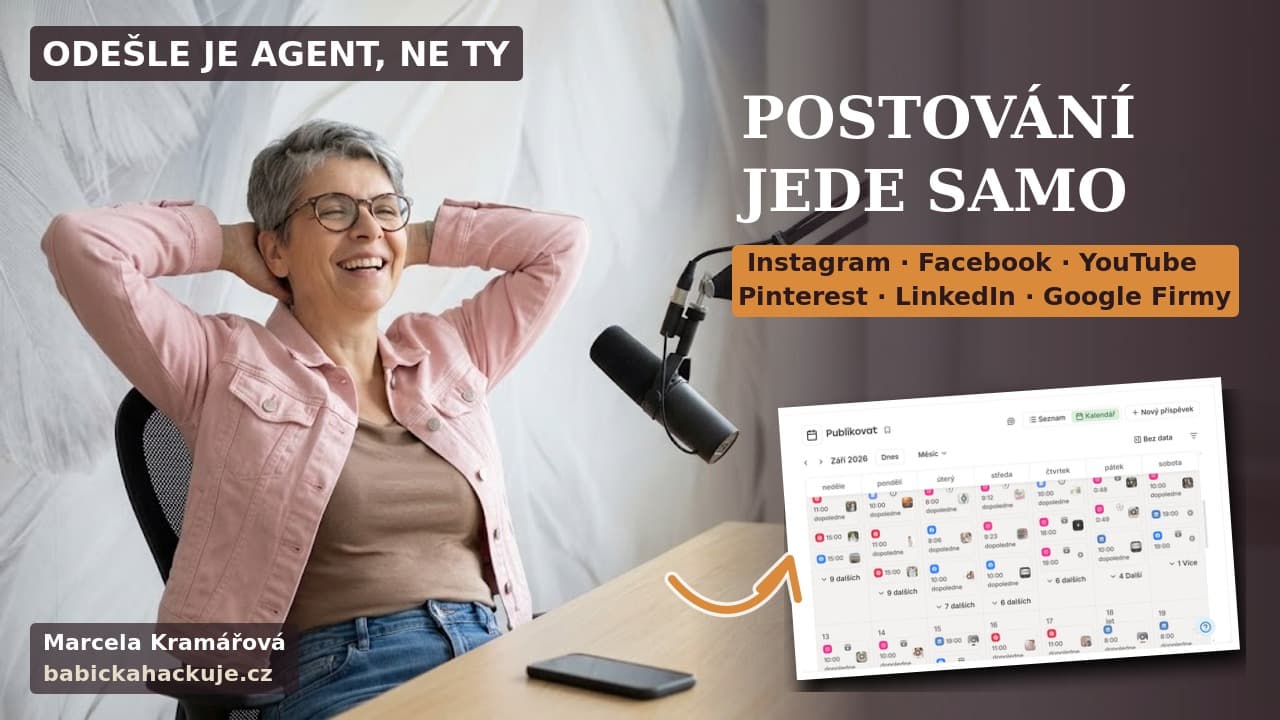 Marcela Kramářová v růžové džínové bundě se ve studiu opírá s rukama za hlavou a telefon leží na stole, nápis Postování jede samo, šest sítí a print screen kalendáře naplánovaných příspěvků v Bufferu.