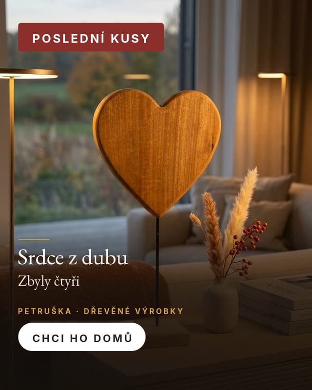 Dřevěné srdce na kovovém stojánku v obývacím pokoji u okna, červená cedulka Poslední kusy v rohu, dole v tmavém pruhu nadpis Srdce z dubu, řádek Zbyly čtyři a bílé tlačítko Chci ho domů.