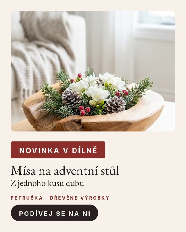 Dřevěná mísa s bílými květy, šiškami a jehličím na krémovém podkladu, červená cedulka Novinka v dílně, nadpis Mísa na adventní stůl, řádek Z jednoho kusu dubu a tmavé tlačítko Podívej se na ni.