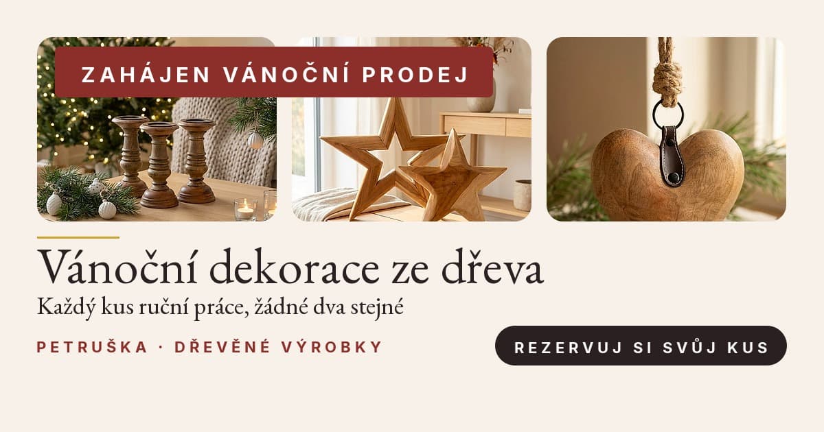 Prodejní koláž ze čtyř fotek dřevěných výrobků — svícny u stromku, hvězdy, srdce a mísa se zimní aranží. Červená cedulka Zahájen vánoční prodej, nadpis Vánoční dekorace ze dřeva a výzva Rezervuj si svůj kus.