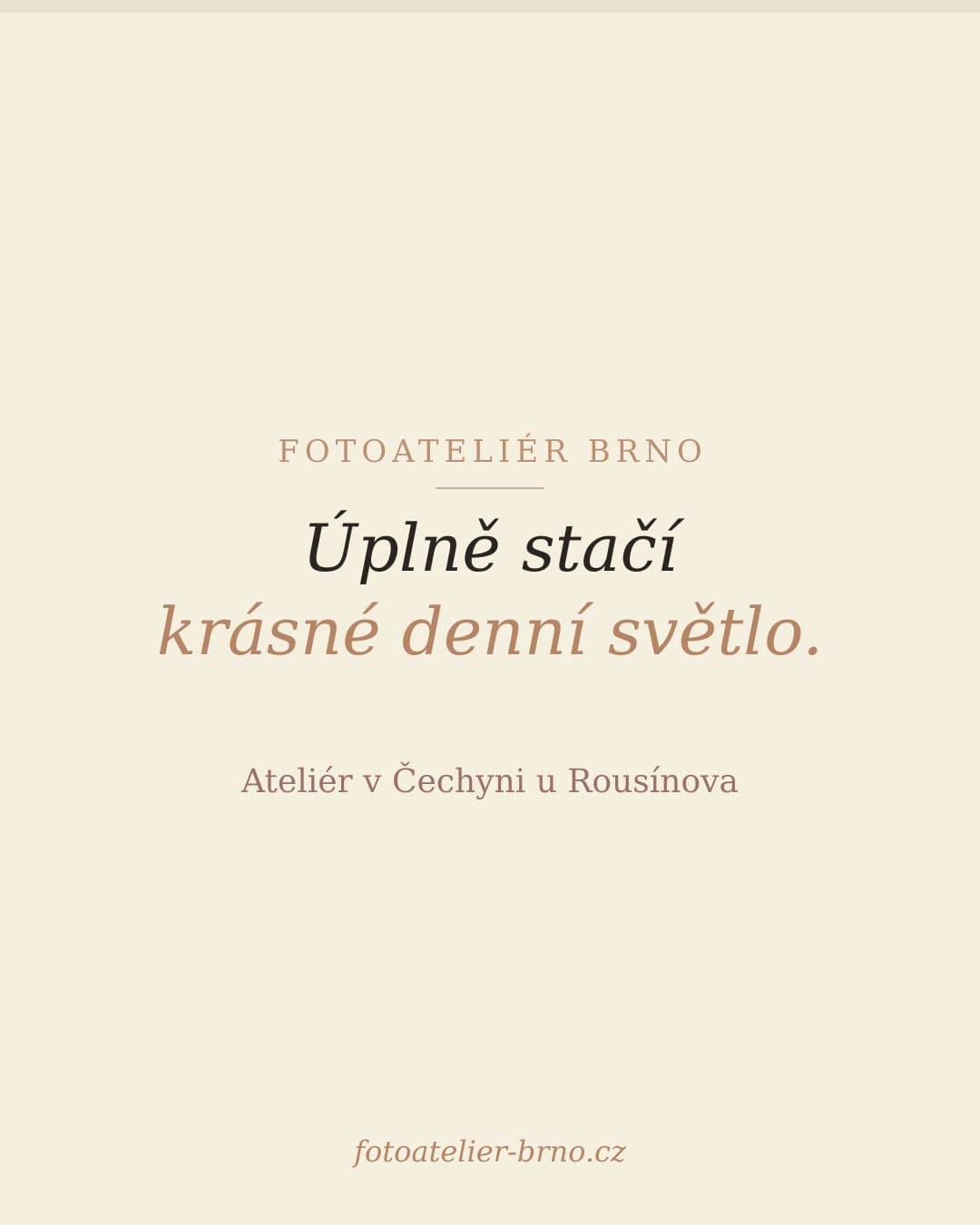 Krémový plakát s nápisem Úplně stačí krásné denní světlo a podpisem Ateliér v Čechyni u Rousínova.