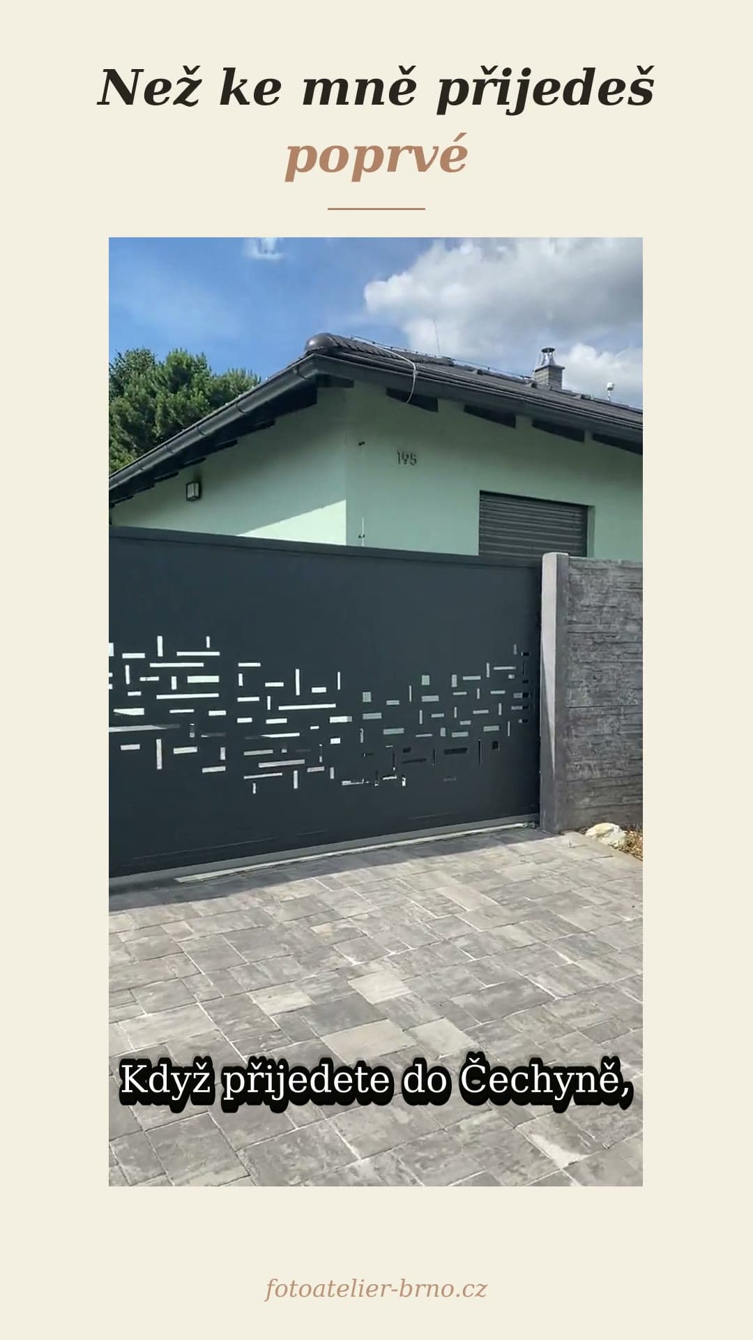 Svislý příspěvek s nadpisem Než ke mně přijedeš poprvé, pod ním záběr na bránu k fotoateliéru a titulek Když přijedete do Čechyně.